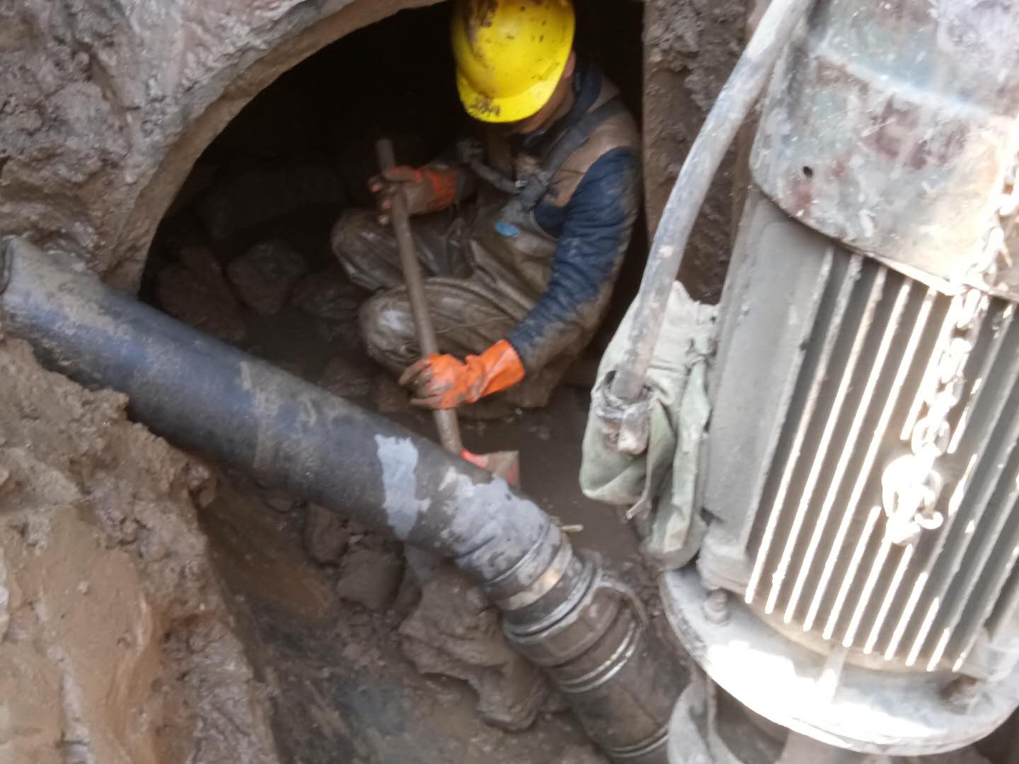 乌拉特前管道清淤