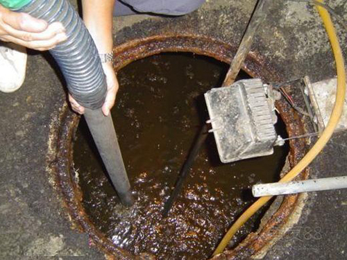 乌拉特前隔油池清理