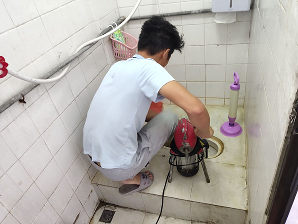 乌拉特前管道堵塞冒臭气 专业师傅现场解决问题